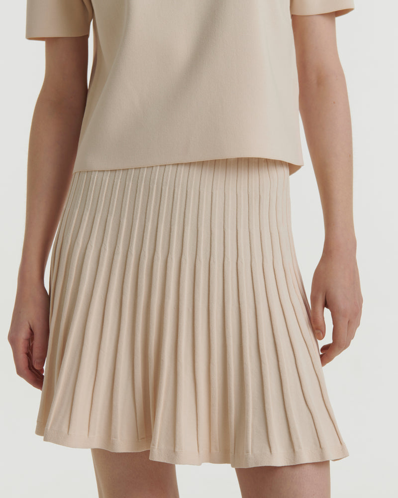 Short pleated skirt