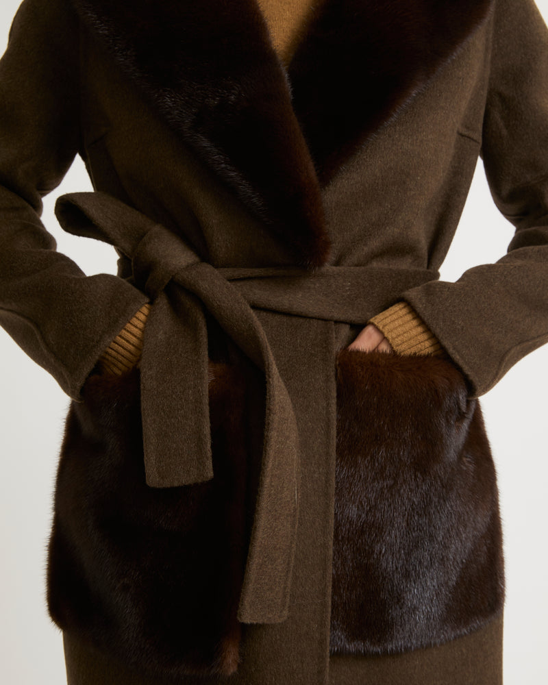 Belted coat in cashmere wool with mink fur collar and over-pockets