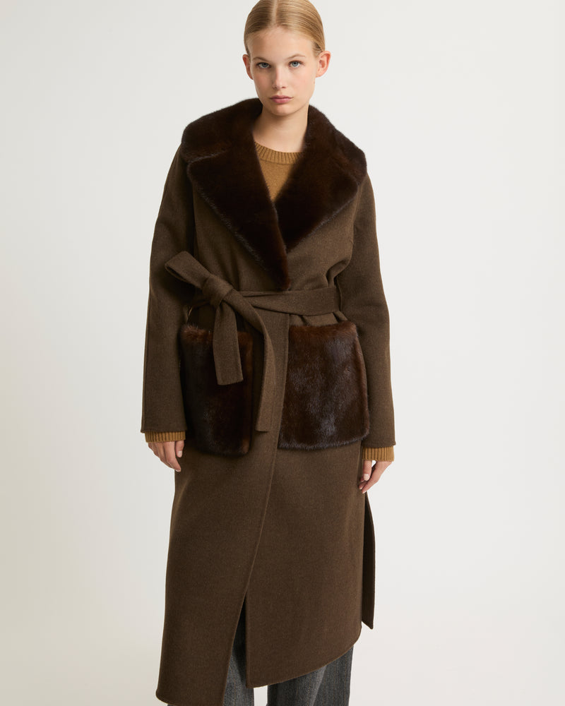 Belted coat in cashmere wool with mink fur collar and over-pockets