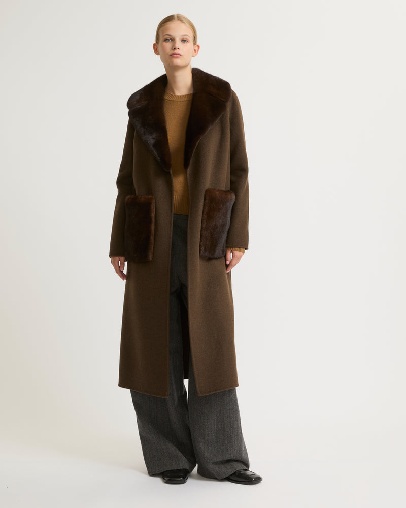 Belted coat in cashmere wool with mink fur collar and over-pockets