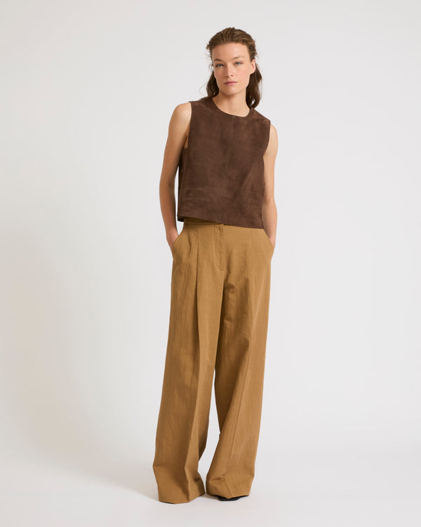 Sleeveless top in double-sided velour lamb leather