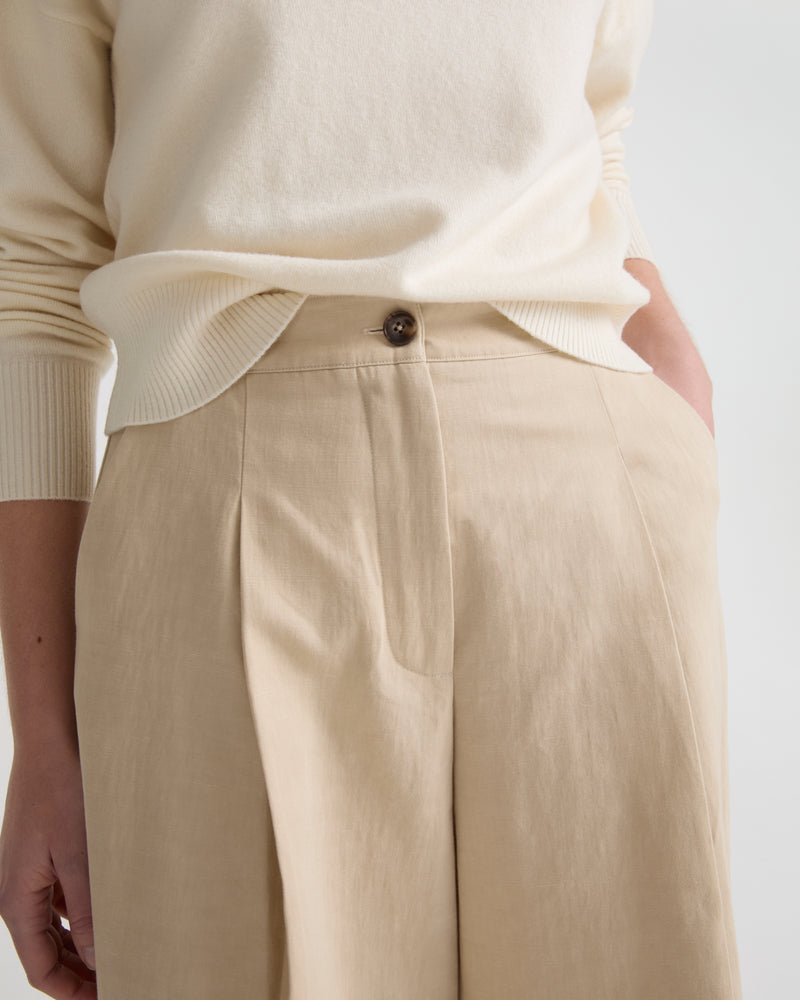 Pleated trousers in cotton-linen fabric