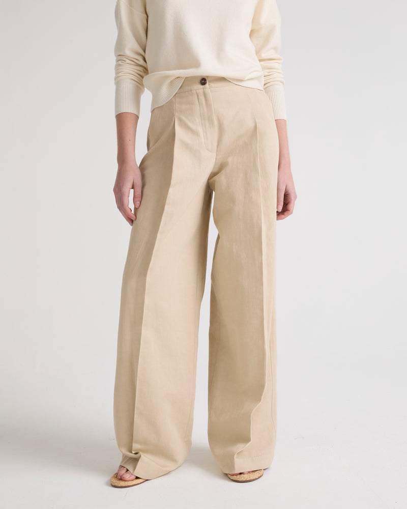 Pleated trousers in cotton-linen fabric