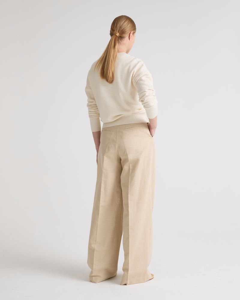 Pleated trousers in cotton-linen fabric